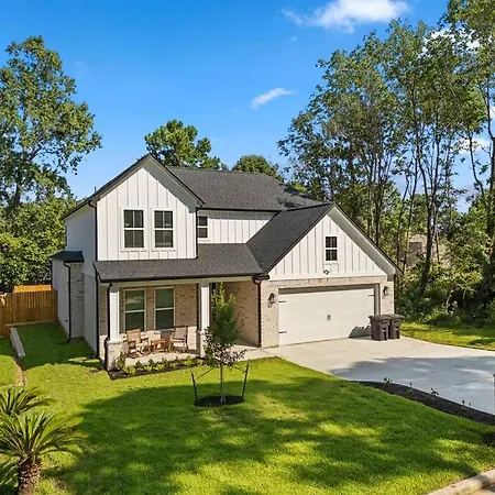 New Listing Modern Lake Conroe Oasis